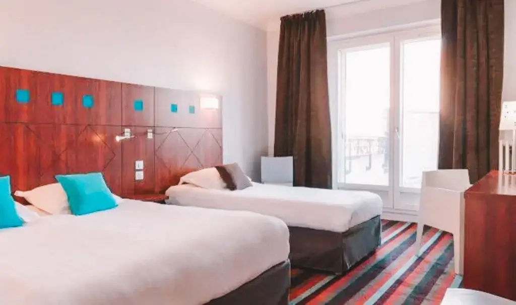 Chambre avec deux lits