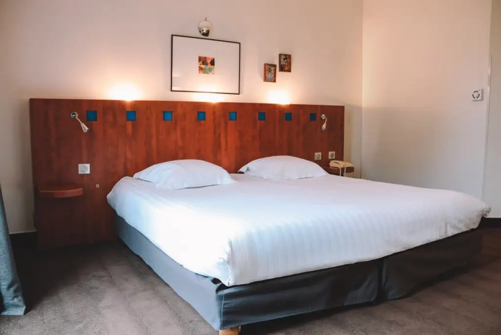 chambre PMR hôtel à issoire